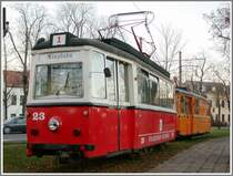 Tramwagen 23 und 29 stehen als Blickfang unweit des Depots am Marienplatz in Naumburg/Saale. (16.12.2006)