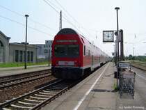 In etwas sonderbarer Farbgebung pr�sentiert sich hier ein Steuerwagen der Gattung DABbuzf777 am Ende eines RE im Greifswalder Hbf. Bis dato hatte ich diese Art von Lackierung noch nicht vor die Linse bekommen! Als Lok diente die 143 069. (02.06.03)