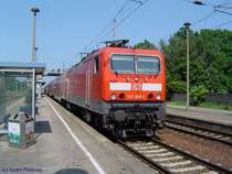 BR143 069 im Greifswalder Hbf am 02.06.03. Kurze Zeit sp�ter zog sie ihren Dosto-RE in Richtung Berlin weiter.