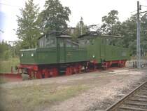 Sie existiert schon lange nicht mehr,die Siemens G�terbahn in Berlin.Hier zwei Siemens&Halske Loks mit der Nr.1 und Nr.3.Letztere endstand aus einer 4 achsigen ehem.S&H Drehstrom Schnellbahn Versuchslokomotive mit Mittelf�hrerhaus Bj.1901,die bei Versuchsfahrten 1902-03 auf der Strecke Bln-Marienfelde-Zossen,Geschwindigkeiten von �ber 150 km/h erreichte. 1917-1920 wurde sie in der Mitte getrennt und umgebaut.Die eine H�lfte 
kam dann 1922 als Nr.3 zur Siemens G�terbahn.Die andere H�lfte kam zur LAG (LAG 4)nach Bayern,wurde ebenfalls umgebaut als E 69.04 und steht heute als Denkmal beim Bundebahnzentralamt in M�nchen(Archiv P.Walter)