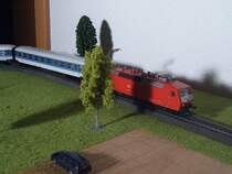 Das ist meine InterRegio-Lok: ein Modell der BR 120 110-2 von M�rklin. Ich habe Leider keine OVP dieser Lok, da ich sie bei Ebay ersteigert habe und ich finde die Artikelnummer auf der Webseite von M�rklin nicht. Vermutlich gab es sie Mitte der 90er Jahre zu kaufen. Die Lok zieht folgende IR-Wagen auf meiner Anlage: 2 x M�rklin Art-Nr. 4027 (InterRegiowagen 1.Kl), 1 x M�rklin Art-Nr. 4032 (InterRegiowagen 2.Kl) und 1 x M�rklin Art-Nr. 43300 (InterRegiosteuerwagen 2.Kl). Anstelle von 2 IR-1.Kl-Wagen wollte ich ein Bord-Bistro-Wagen kaufen, aber der wird ja nicht mehr hergestellt...