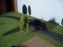 Mein Weihnachtsgeschenk: die BR 89 006 von M�rklin Art-Nr. 3000. Passende Wagen muss ich noch kaufen, deswegen lass ich die Dampflok wenigstens mit einem epochengetreuem Niederbordwagen fahren.