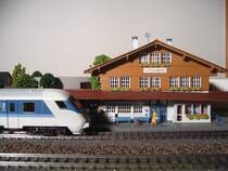 Ein InterRegio-Steuerwagen, gezogen von meiner M�rklin BR 120 110-2, verl�sst den Bahnhof L�tschberg. 