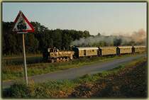 93.1420 der Fa. Brenner&Brenner im letzten Sonnenlicht des  23.9.2006 mit ihrem IGE Dampfsonderzug R 16637 bei der R�ckfahrt von Zistersdorf nach Dr�sing, aufgenommen n�chst Eichhorn.