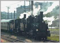 Bei starkem Gegenlicht, und aus der S-Bahn aufgenommen am 11.6.2006: Es zeigt die �berstellung des Sonderzuges 16742 (Wien nach M�rzzuschlag) von Wien Fbf. nach Wien S�d mit den beiden Maschinen 17c 372 und MAV 204 15 Minuten vor der Abfahrt zwischen Wien S�d und Matzleinsdorf. Da der Zug zu diesem Zeitpunkt noch immer nicht am Bahnsteig bereitgestellt war, kam es zwangsl�ufig auch zu einer Abgangsversp�tung dieses Zuges. Detail am Rande. Mein Kollege hatte sein  normales  Objektiv drauf, daher habe ich mich f�r das Tele entschieden. Er hat den Zug nat�rlich ganz am Bild, ich, mit der kleinsten Brennweite von 70mm (respektive ca. 105 mm) nat�rlich nicht