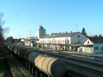 Bhf. RIED i.I.; im vordergrund ein  Rippentorstahl-Ganzzug  f�r einen Stahlh�ndler, sowie am Nebengleis ein Teil eines Kesselzuges f�r einen Mineral�lh�ndler. 061226