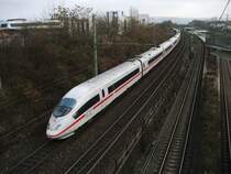 Ein ICE 3, mit dem Ziel Dortmund, durchf�hrt am 26.12.2006 den S-Bahnhof Stuttgart Nord.