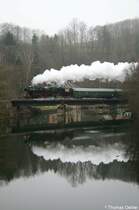 Am 23.12.06 fuhren gleich 4!!! Dampfz�ge in kurzer Folge durch das Zschopautal. Anlass war die gro�e Abschlussbergparade in Annaberg-Buchholz. Den Reigen er�ffnete 52 8047 mit ihrem Sonderzug aus Nossen, hier bei der �berquerung der Zschopau kurz vor Scharfenstein.