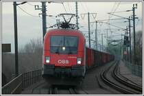 Vielleicht als Vergleich noch ein Foto von besagter Stelle in der Lobau, diesmal f�hrt der Zug allerdings auf dem anderen Gleis. 1116 217 beim Nachschieben eines G�terzuges. Da auf dieser Lok ein TFZF (TF) sitzt, habe ich mir allerdings gedacht, ich lassen ihn in die andere Richtung fahren *gg*, weil es einfach besser aussieht. Brennweite in diesem Fall 135 mm. Aufnahmedatum 9.12.2006.