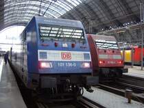 101 136-0 und 101 002-4 stehen in Frankfuhrt am Main HBF. 