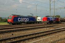 Re 482 017-1 und Am 843 088-6 bei der Arbeit im Bhf. M�hlin (Aargau) am 7.9.2006