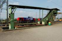 Am 843 069-6 im Bhf. M�hlin (Aargau) am 7.9.2006. Blick durch die R�benverladestation M�hlin, die im November Hochbetrieb hat. 