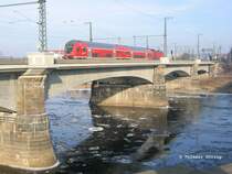 Flughafen-S-Bahhn Richtung Hauptbahnhof auf der Marienbr�cke bei Eisgang der Elbe - Dresden, 29.01.2006
