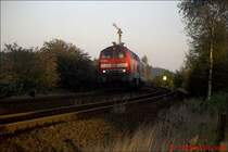 BR 218 461-2 legt sich mit einer Regionalbahn auf dem Weg von Hamburg-Altona nach Husum am Einfahrtssignal in St. Michaelisdonn in die Kurve.
Diese Z�ge verkehren seit dem 15. Dezember 2002 nur noch ab Itzehoe.
