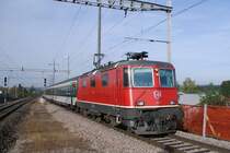 SBB Re4/4 II 11200. Einfahrt des InterRegio nach Z�rich in den Bhf. Niederglatt (Z�rich) am 10.10.2006. Mit einem gro�en Teleobjektiv kann man auch gut die landenden Flugzeuge nach Kloten vom Bahnsteig aus fotografieren.