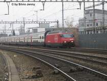 Re 460 015 am 26.12.06 mit IR nach Luzern in Oerlikon.