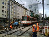Triebwagen 2330 an der HS Eifelstra�eauf der Linie 16, fahrtrichtung Osten (Ubierring). Unschwer zu erkennen wird hier gebaut: Dort, wo der helle Schotter liegt, ist jetzt ein �berweg, der Arbeiter ganz rechts befindet sich ungef�r an der Stelle, wo jetzt eine Ampel steht. Und nat�rlich alles eingez�unt, sodass morgens, wenn die Schule beginnt, sich alles quetscht und dr�ngelt. (Man spricht aus eigener Erfahrung!) Eher destuktiv, was da f�r warscheinlich teuer Geld geleistet wurde. Im August 2006