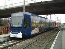 Haltestelle Merkenich: Triebwagen 4062 (mit Graffity) und 4016 alias Linie 12 in Richtung Eifelstra�e. Im Hintergrund ist 4115, die wartet, dass die eben genannten Bahnen den Bahnsteig freimachen. Gesehen und fotographiert im leichten Schneegriesel am 27.12.2006, gegen 14.15 Uhr.