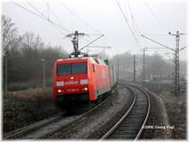 152 064-2 legt sich mit ihrem Containerzug nach Norden am 27.12.06 bei Tamm (W�rttemberg) in die Kurve.