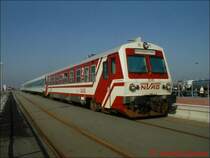 Ein Triebwagen der NVAG steht mit drei Kurswagen f�r den IC nach K�ln in Dageb�ll Mole. Hier wartet er auf Reisende, die mit den Schiffen von den Nordseeinseln kommen.