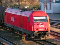 2016 077-6 karrt einen 64Ax-G�terzug heran, und f�hrt nach erfolgtem abkuppeln sogleich als Lokzug nach Braunau am Inn weiter.  
Bhf. RIED i.I. 061227