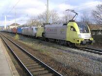Die ES 64 U2-006 und 185 540-2 der TXLogistik mit einem G�terzug am 10.12.2006 im Bahnhof G�ttingen.