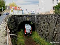 DESIRO 642 656 als RB 17410 bei Ausfahrt aus Kamenz nach Dresden-Neustadt kommt aus dem Tunnel unter der Straße, 06.10.2006
