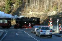 99 6001 �berquert die Kreuzung B 242/B 185 vor Alexisbad; 27.12.2006