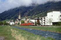 RhB - Schnellzug 30 von Davos Platz nach Landquart zwischen Davos Platz und Davos Dorf mit E-Lok Ge 4/4 II 613 - A - 3x B - D.
