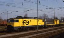Im Grenzbahnhof Emmerich warten am 2.3.1988 um 13.00 Uhr die Elektrolok 1301 und die Dieselloks 2201 und 2272 auf ihre nächsten Einsätze in Richtung Niederlande.