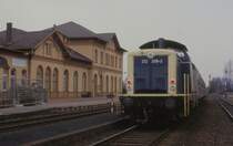 212299 am 3.3.1988 um 19.48 Uhr vor einem Wendezug nach Borken.