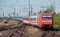Am 04.07.14 erreicht 101 142 mit dem EC 176 aus Brno ihren Zielbahnhof Hamburg-Altona. Links steht bereits 101 003 bereit um den Zug zu übernehmen.
