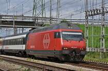 Re 460 013-6 durchfährt den Bahnhof Muttenz. Die Aufnahme stammt vom 18.08.2014.