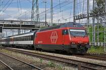 Re 460 099-5 durchfährt den Bahnhof Muttenz. Die Aufnahme stammt vom 18.08.2014.