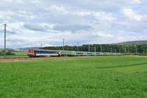 BLS EWIII Verstrkungsmodule: RE 3336 bei Worb SBB; an der Spitze ist das Modul, bestehend aus dem BDt EWII (ex. SBB) 50 63 82-33 911-3 und dem B EWI 50 63 20-33 717-9, hinter dem EWIII Pendel schiebt die Re 420 505-0, 19.08.2014.

