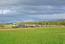 BLS EWIII Verstrkungsmodule: RE 3338 bei Worb SBB; an der Spitze ist das Modul, bestehend aus dem Bt EWI (ex. MThB) 50 63 29-33 902-8 und dem B EWI 50 85 20-35 469-9, hinter dem EWIII Pendel schiebt die Re 420 501-9, 19.08.2014. 

