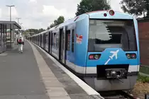 WEDEL (Kreis Pinneberg), 02.08.2014, S1 der Hamburger S-Bahn nach Airport/Poppenbüttel im S-Bahnhof Wedel; Wagen 4534 in Sonderlackierung oder -beklebung aus Anlass des fünfjährigen Bestehens der S-Bahnverbindung zum Hamburger Flughafen