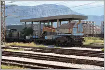 Ob der rostige Kranwagen noch Lasten zu heben vermag, entzieht sich meiner Kenntniss. Podgorica (14.08.2014)