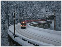Mit Steuerwagen 6010 007 voraus �berquert IC 559 (Wien-Graz) am 6.1.2006 die Kalte Rinne. Die Lichtverh�ltnisse waren zu diesem Zeitpunkt schon verdammt schwierig. Seit Fahrplanwechsel ist dieser IC Lokbespannt. Die Waggons dieses IC sind zur Zeit CityShuttlewaggons, die normalerweise im Nahverkehr eingesetzt werden.
