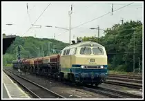 Die Loks der Baureihe 215 sind selten geworden.
Umso mehr freut man sich, wenn sich eine vor die Linse traut.
215 082 fährt am 19.8.14 mit einem Güterzug (vermutlich Sand, Kies, Schotter etc.) durch den Bahnhof Köln West.