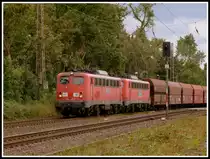 Auch RBH setzt auf alte Technik und bespannt ihre Kohlezüge oft mit Loks der Baureihe 140.
Am 19.8.14 sind 2 dieser Maschinen auf der Ratinger Westbahn unterwegs und überfahren gerade den Bahnübergang bei Lintorf.