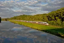 Ein ICE 3 fährt am Abend des 19.8.2014 bei Günzburg an der Donau entlang.