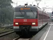 2x Wochentags bekommen 420 918-5 und 420 933-4 ihre Rundfahrten. 1x von Wuppertal Vohwinkel nach Langenfeld und zurück zum Düsseldorf HBF. Bald soll Düsseldorf weitere 420er erhalten, momentan sind in Düsseldorf 8 420er beheimatet. Hier fahren 420 918-5 und 420 993-4 als S68 in den Bahnhof Düsseldorf Oberbilk ein.

Düsseldorf 28.07.2014