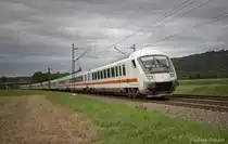Steuerwagen voraus schiebt 101 032 ihren Wendezug mit drei zusätzlichen Wagen (PbZ 78645) am 20.08.2014 bei Kollmarsreute gen Süden.