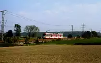 Zwischen Düsseldorf-Wittlaer und Duisburg-Kesselsberg fährt die frühere Linie D und heutige U 79 durch weitgehend landwirtschaftlich genutztes Gebiet, hier nähert sich ein GT8S der Rheinbahn im Sommer 1980 der Düsseldorf-Duisburger Stadtgrenze