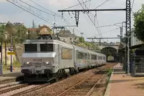 507213 mit TER 871644 Toulouse Matabiau-Brive la Gaillarde auf Bahnhof Gourdon am 28-6-2014.