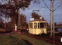 Im Herbst 2000 wurde die Eröffnung der Düsseldorf-Duisburger Kleinbahn vor 100 Jahren gefeiert. Aus diesem Anlass verkehrten einige Sonderzüge, hier trifft der historische Zweiachser 267 der Reinbahn in der idyllisch gelegenen Haltestelle Froschenteich ein