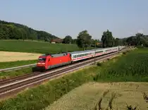 Die 101 142 mit IC Wagen zur Überführung nach Passau für den IC Rottalerland am 13.07.2013 unterwegs bei Einöd.