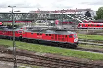 Ein Exot in Mühldorf stellt die niederlande-taugliche 232 906-8 (ex 234 504-9) dar. Sie und weitere 232/233 vertreten die nächste Zeit im Umbau befindliche 247/266.4.
Mühldorf am 20.08.14
