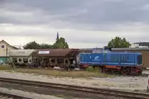 V 65-12 der SVG steht am 18.08.2014 mit zwei Schüttgutwagen vor dem Lademaß im Bahnhof Vilshofen.